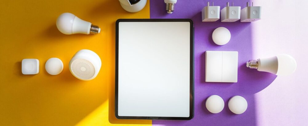 Tablet tussen slimme lampen, stekkers en sensoren voor woningbediening