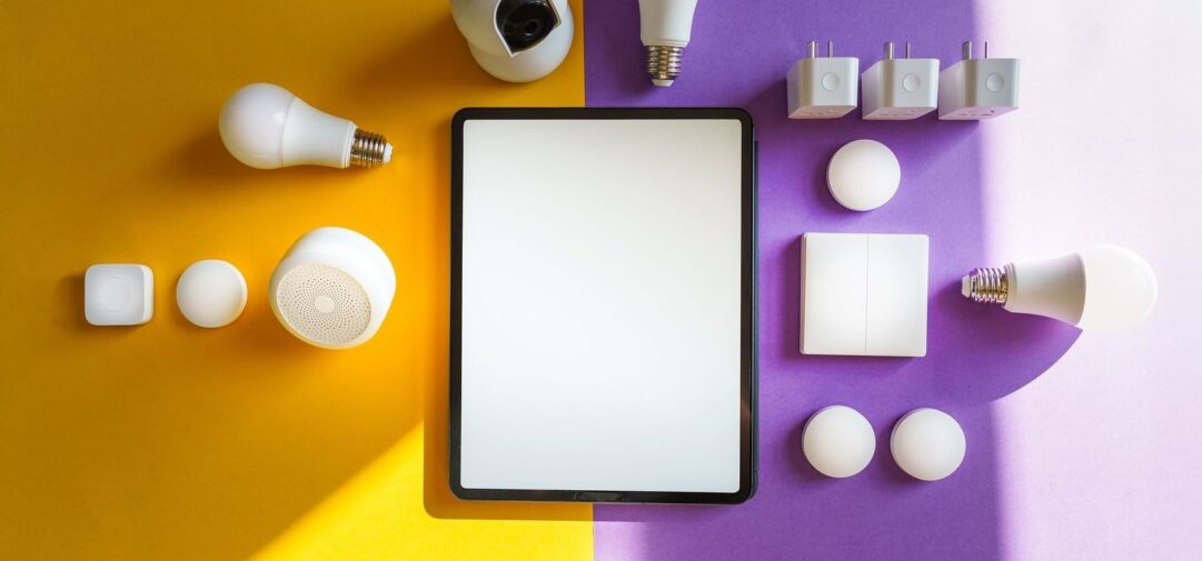 Tablet tussen slimme lampen, stekkers en sensoren voor woningbediening